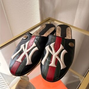 Guccx Yankees slippers